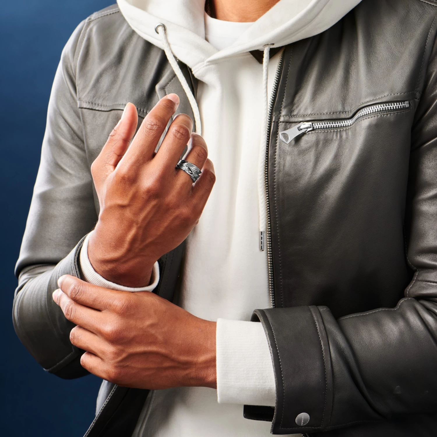 12 Mm Silver-Tone Stainless Steel Feather Pattern Ring - Image 4